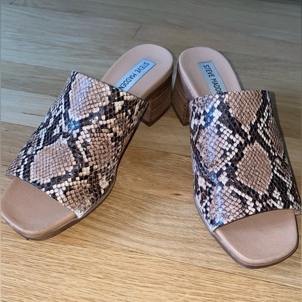 Steve Madden ALESSIA SNAKE-PRINT MULE SANDALS IN TAN SNAKE - Picture 5 of 9
